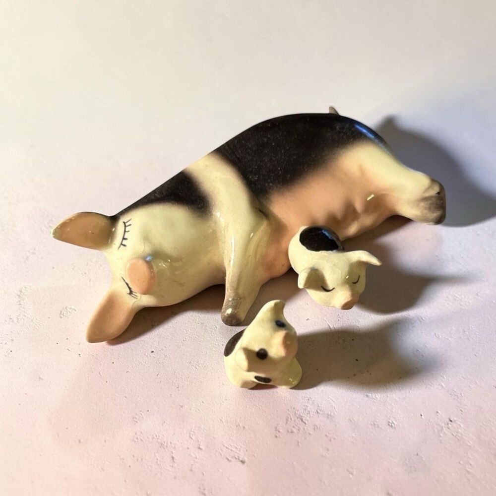 Hagen Renaker Sleeping Mama Pig and 2 Baby Piglets Vintage Miniatures